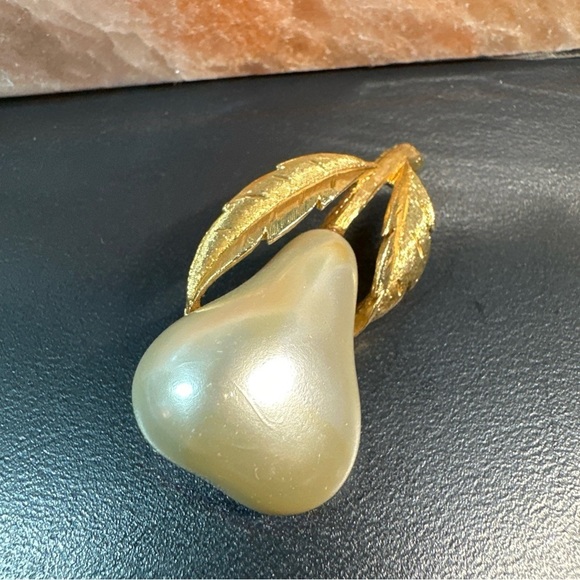 Vintage Jewelry - Vintage JJ Gold and Cream Pearl Brooch Pin with Leaf Design 1831 R